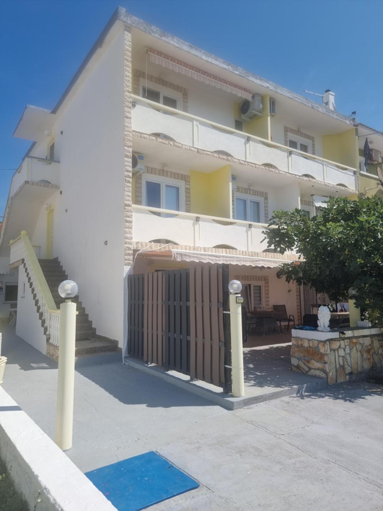 Apartmani Alen Dinjiška Buitenkant foto
